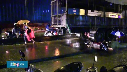 Cảnh sát dầm mưa khám nghiệm vụ cô gái bị xe tải cán tử vong