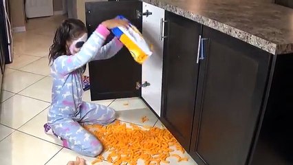 BAD BABY JOKER Girl GROSS Real Baby Food Fail vs FROZEN Elsa TOYS TO SEE STYLE