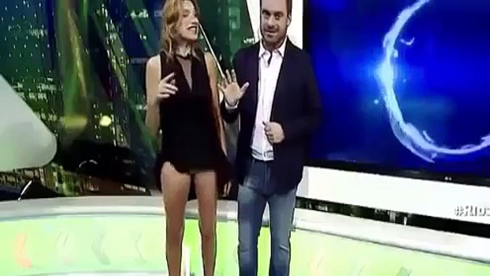 Insolite] Oups ! Une journaliste se retrouve en culotte à la télé ! - Vidéo  Dailymotion