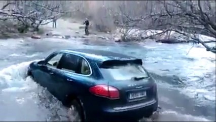 Download Video: Traverser une riviere avec son Porsche Cayenne : raté