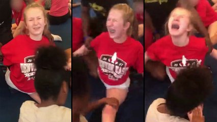 Une équipe de cheerleaders force une adolescente à faire le grand écart..