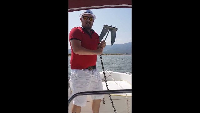 Ce gars bourré jette l'ancre par dessus bord... Oups, raté