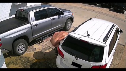 Ce grand père se soulage entre deux voitures