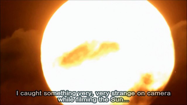 Cet homme pense avoir filmé un avion traversant le soleil... Mystérieux