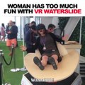 Quand ta maman fait du toboggan sur un simulateur en réalité virtuelle!