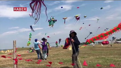Rengarenk uçurtmalar gökyüzünü şenlendirdi