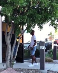 بالفيديو.. ملاكم الملايين «يلم الغلة».. مايويذر يضع ثمن أغلى ضربة قاضية فى شنطة العربية