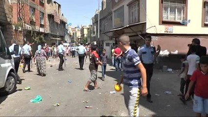 Kadınlar Arasında Taşlı, Sopalı Kavga Çıktı: 2 Yaralı