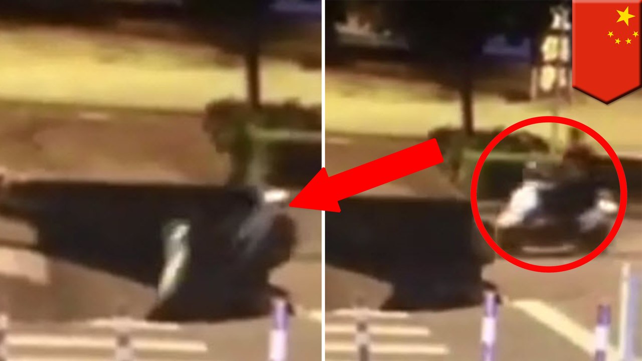 มัวแต่เล่นมือถือเพลิน ชายจีนตกหลุมซิงค์โฮล