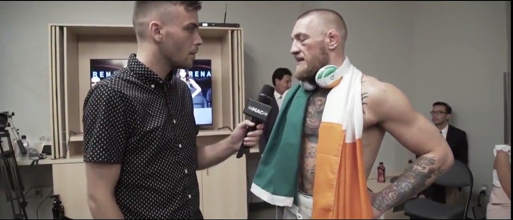 интервью с Конором Макгрегором после боя в раздевалке , Конор рассказал почему проиграл .