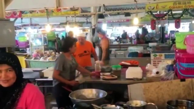 Туристу из России отрезали ухо на рынке Таиланда.