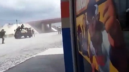 Mexique : Des soldats échangent des tires avec un cartel au milieu d'une rue !
