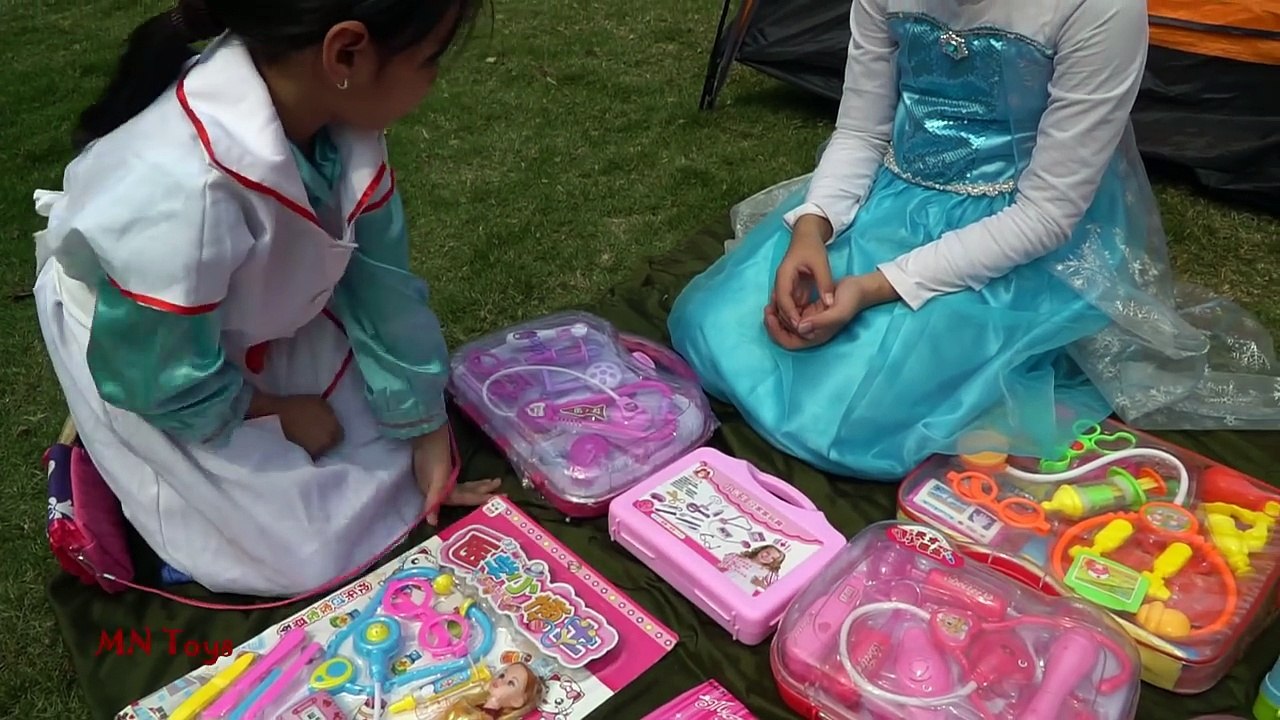 Ana bromista elsa ladrones de ventas juguete de la muñeca reina secuestrados escena de rescate de superhéroes Spiderman