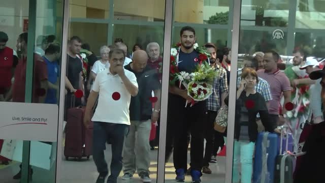 Milli Güreşçi Taha Akgül Ankara'da