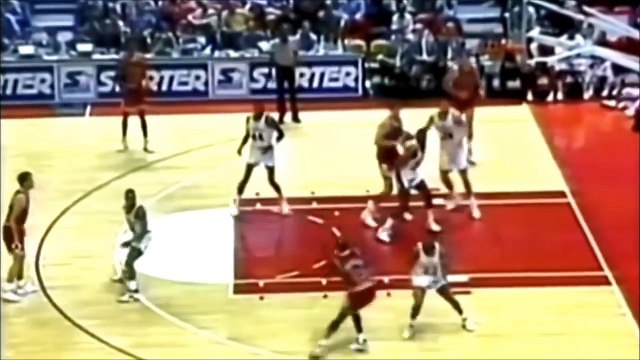 【バスケ】足さばきだけでDFを撃沈させるNBAプレイヤーの芸術的フェイント！