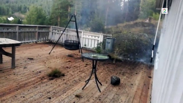 Норвежець зняв відео як в його будинок вдарила блискавка. приголомшливо