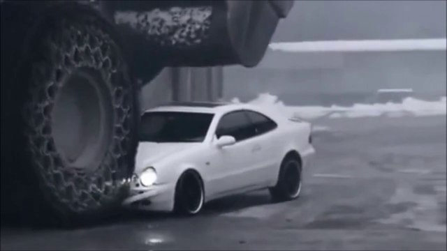 Cet employé écrase la mercedes de son patron en direct