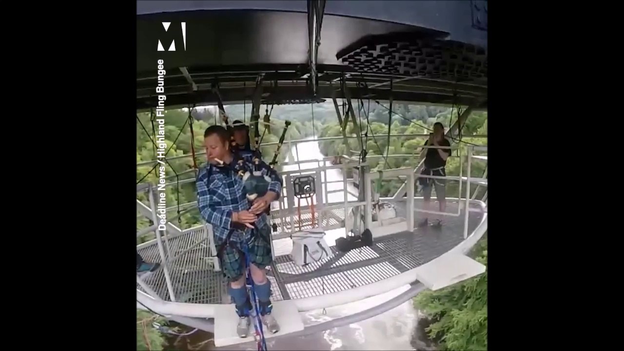 Jouer de la cornemuse tout en sautant à l'élastique et sans slip en plus!