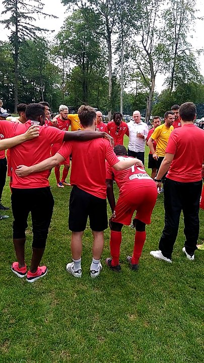 Joie des joueurs de Solières après la victoire 2-0 contre l'olympic Club de Charleroi