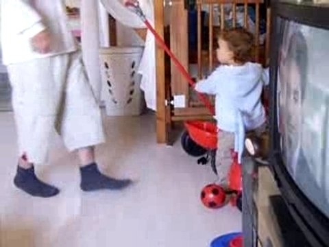 enzo joue au foot avec papa