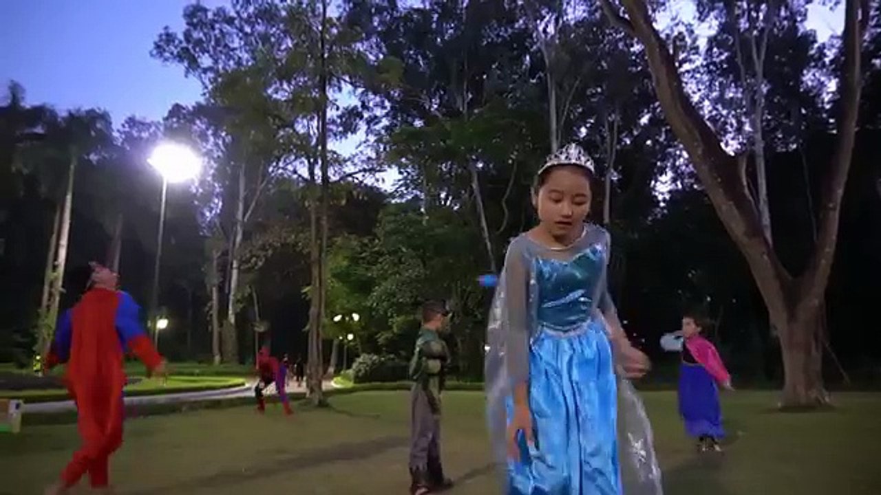 Soldado americano bromista superhéroe Spiderman y princesa secuestrada elsa elsa era blanco como la nieve y la policía