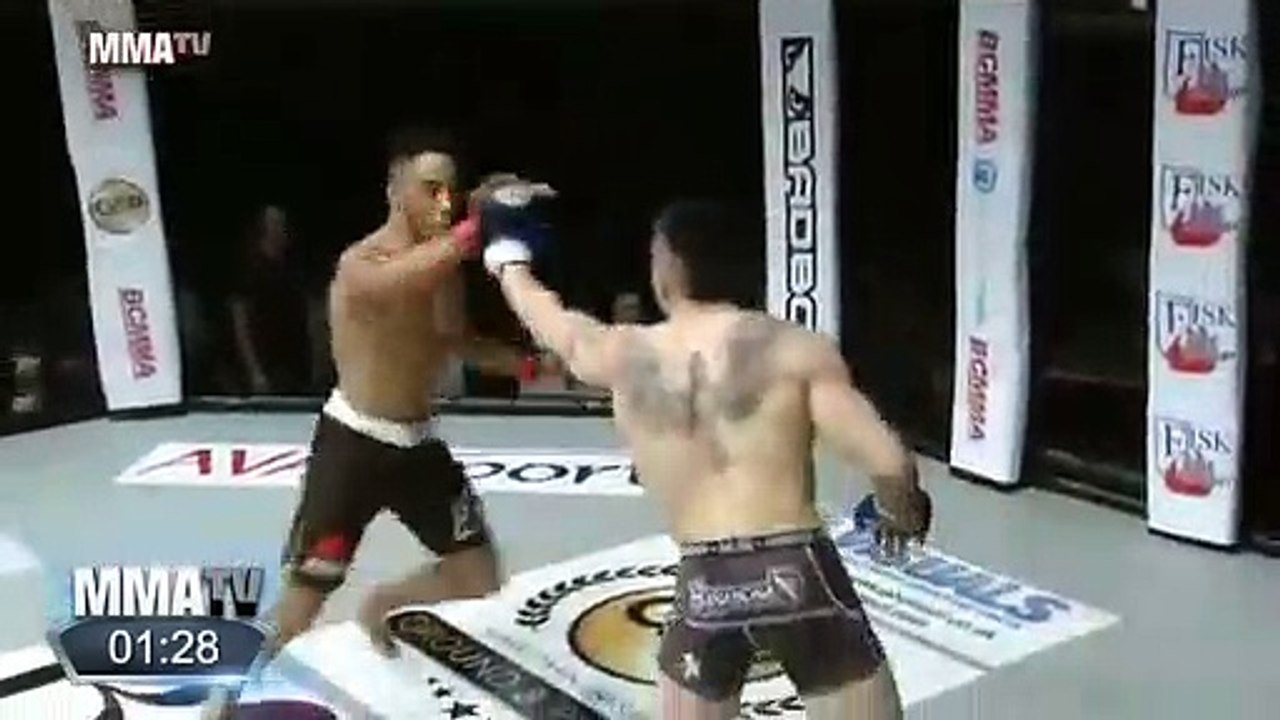 Ce combattant MMA fait beaucoup trop le malin... et se fait calmer !