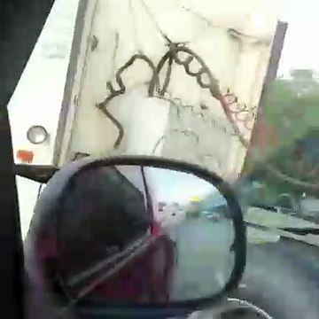 Un camion roule avec sa benne relevée et provoque un gros bordel !