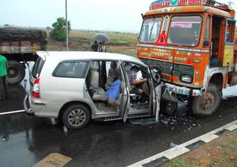 காரும், லாரியும் நேருக்கு நேர் மோதிய விபத்து-வீடியோ