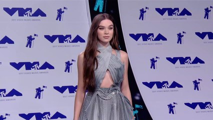 Hailee Steinfeld 2017 Video Music Awards Red Carpet