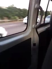 Un passager éjecté par la portière termine sous les roues d'une voiture.