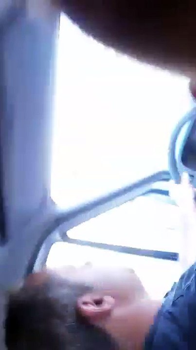 Digjet një veturë në mes të autostradës