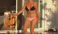 Hülya Avşar'dan bikinili danslı temizlik