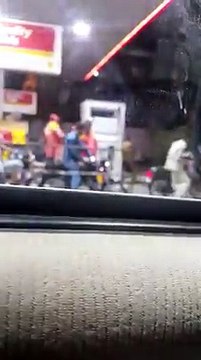 دیکھیے پیٹرول پمپ کا عملہ کس طرح شہریوں کی آنکھوں میں دھول جھونک رہا ہے۔ ویڈیو: عاطف لطیف۔ لاہور