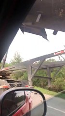 Benne relevée sur l'autoroute, il détruit une structure de panneaux routier.