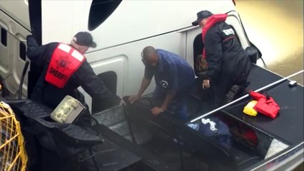 En direct, cette équipe de télé sauve un homme coincé par l'ouragan Harvey