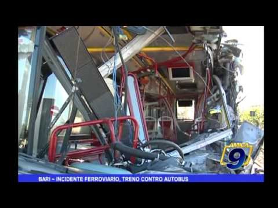 Bari | Incidente Ferroviario, treno contro autobus