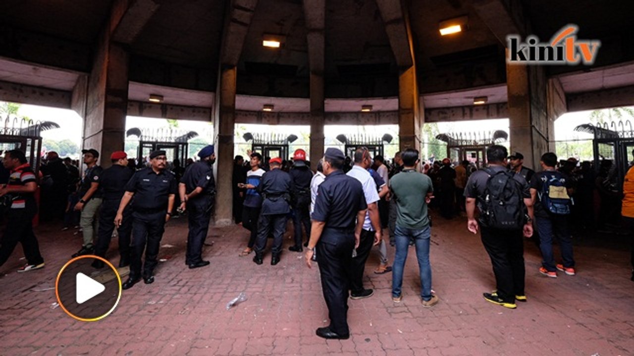 Football fans turns rowdy after queueing up for hours for tickets