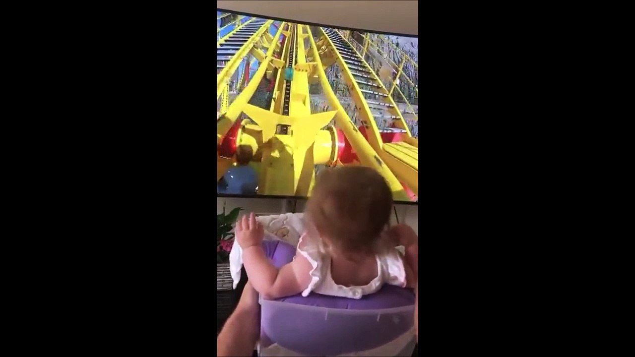 Ce papa a trouvé la solution pour emmener sa fillette faire du manège alors qu'elle est trop petite
