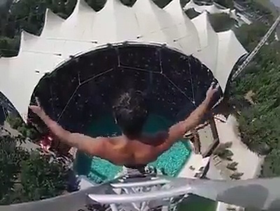 Vivez le plongeon de ce sportif de l'extreme comme si vous y étiez... 50m de haut