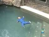 Il nous prouve qu'un bébé sait naturellement nager et flotter dans une piscine... Risqué non?
