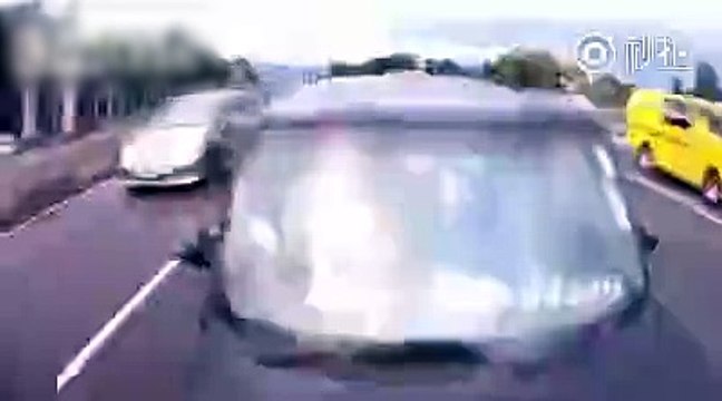 Otoyoldaki zincirleme kaza araç kamerasına böyle yansıdı