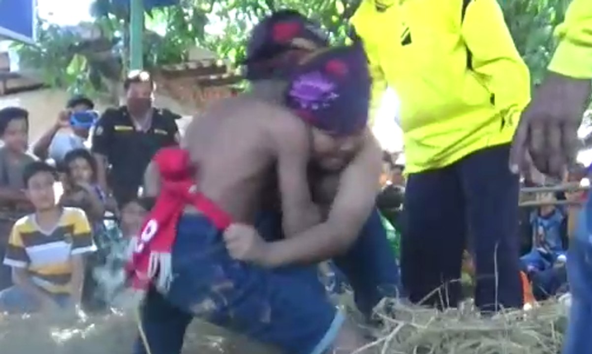 Gulat Okol, Olahraga Tradisional di Atas Tumpukan Jerami