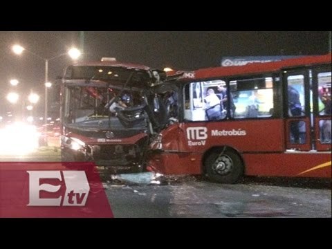Chocan entre sí dos unidades del Metrobús en Vallejo/ Vianey Esquinca