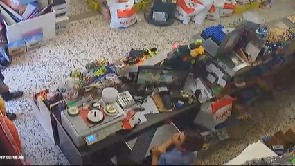 Güpegündüz Kırtasiyeden Hırsızlık Yaparken Kameralara Yakalandı