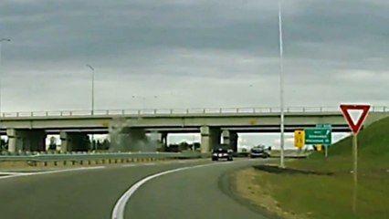 Un camion percute un pont !