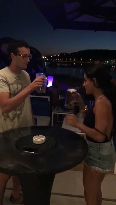 Un homme fait un concours de descente de bière contre une fille !
