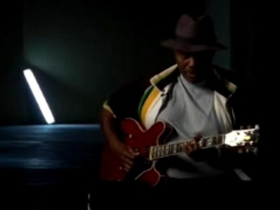 Gibson Guitar Hero Video: Johnny Jones Playing Guitar