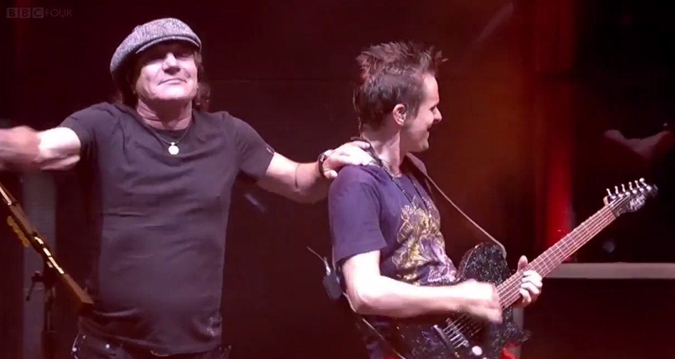 MUSE feat Brian Johnson : Back in Black (AC/DC Cover) Live Reading 2017