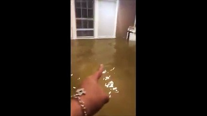 Un Américain pêche dans sa maison inondée (Ouragan Harvey)