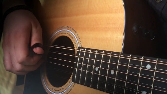 Musique du générique de Game of Thrones jouée sur une guitare à 12 cordes... Frissons garantis !